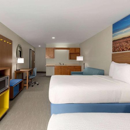 Days Inn By Wyndham Hillsboro Bagian luar foto