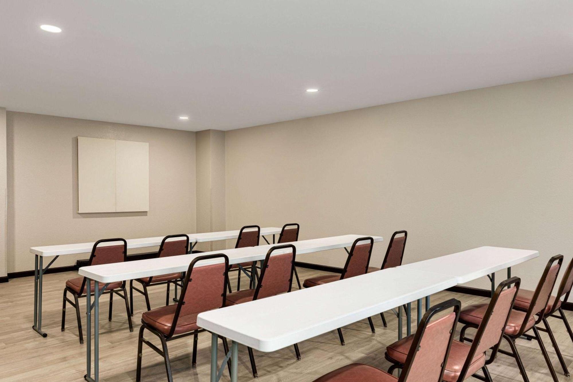 Days Inn By Wyndham Hillsboro Bagian luar foto