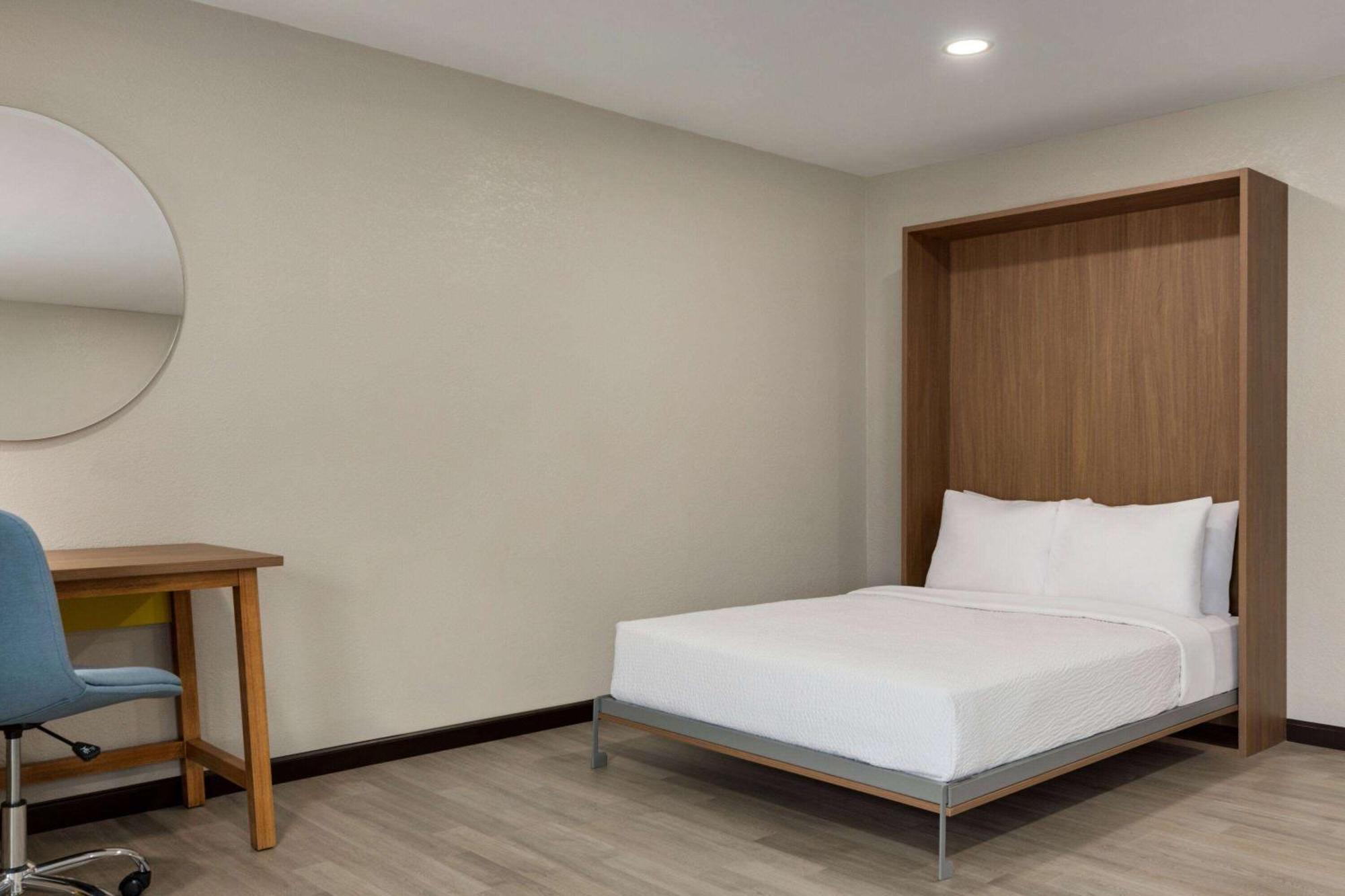 Days Inn By Wyndham Hillsboro Bagian luar foto