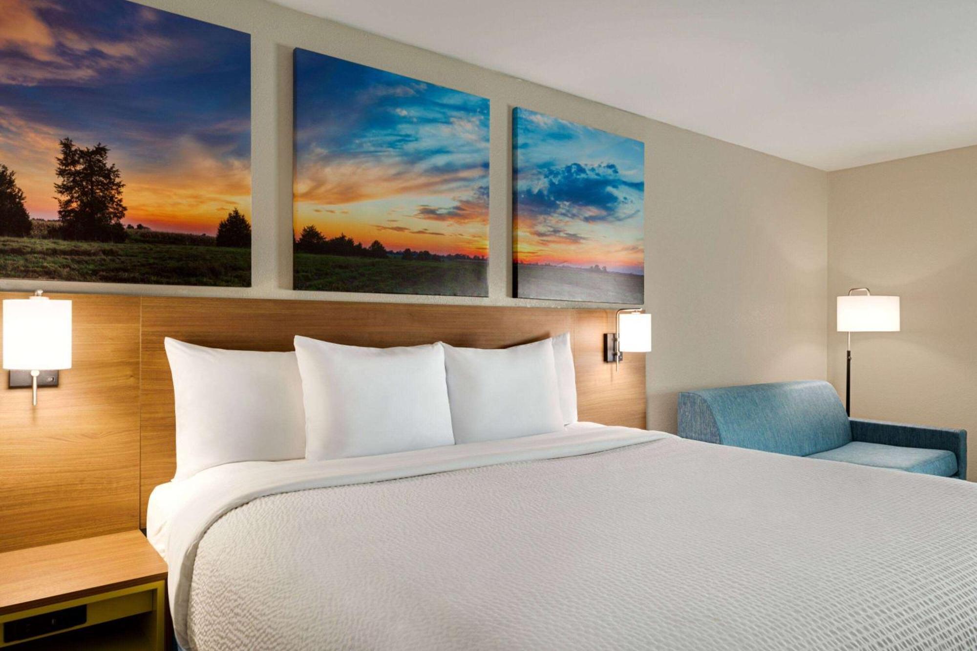 Days Inn By Wyndham Hillsboro Bagian luar foto