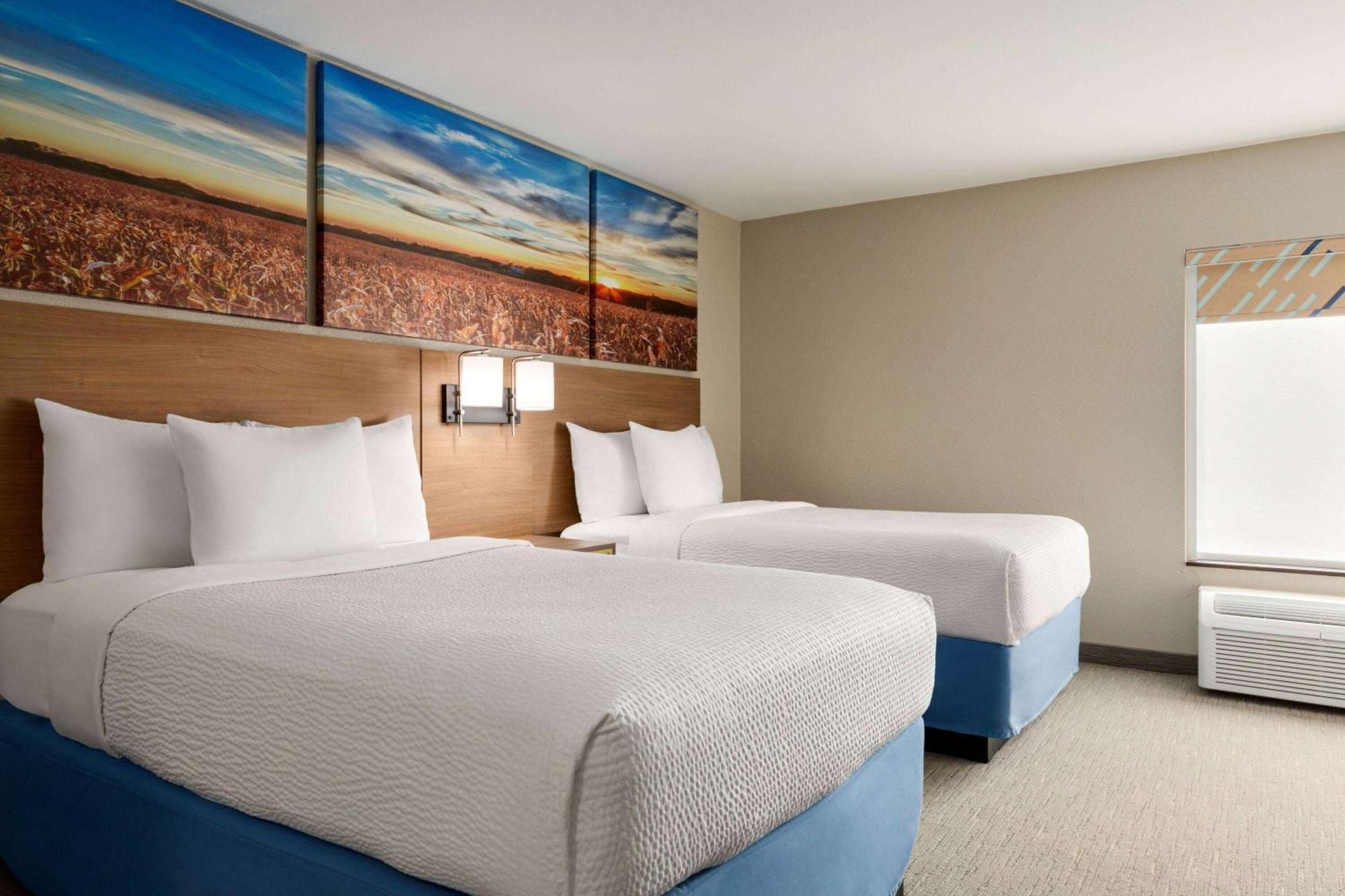 Days Inn By Wyndham Hillsboro Bagian luar foto