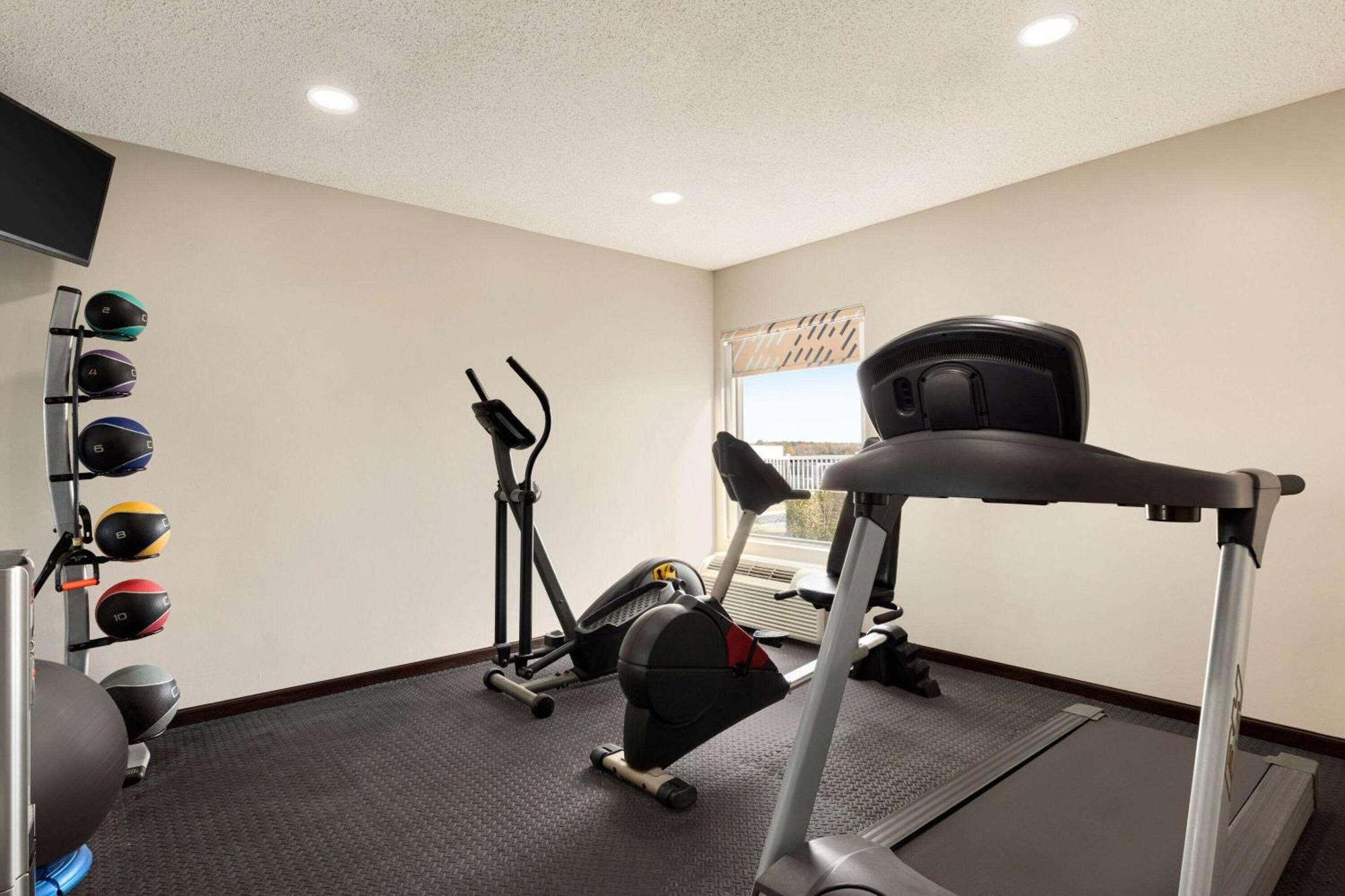 Days Inn By Wyndham Hillsboro Bagian luar foto