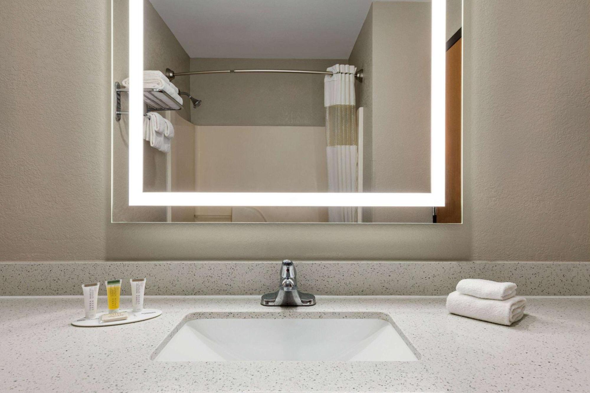 Days Inn By Wyndham Hillsboro Bagian luar foto