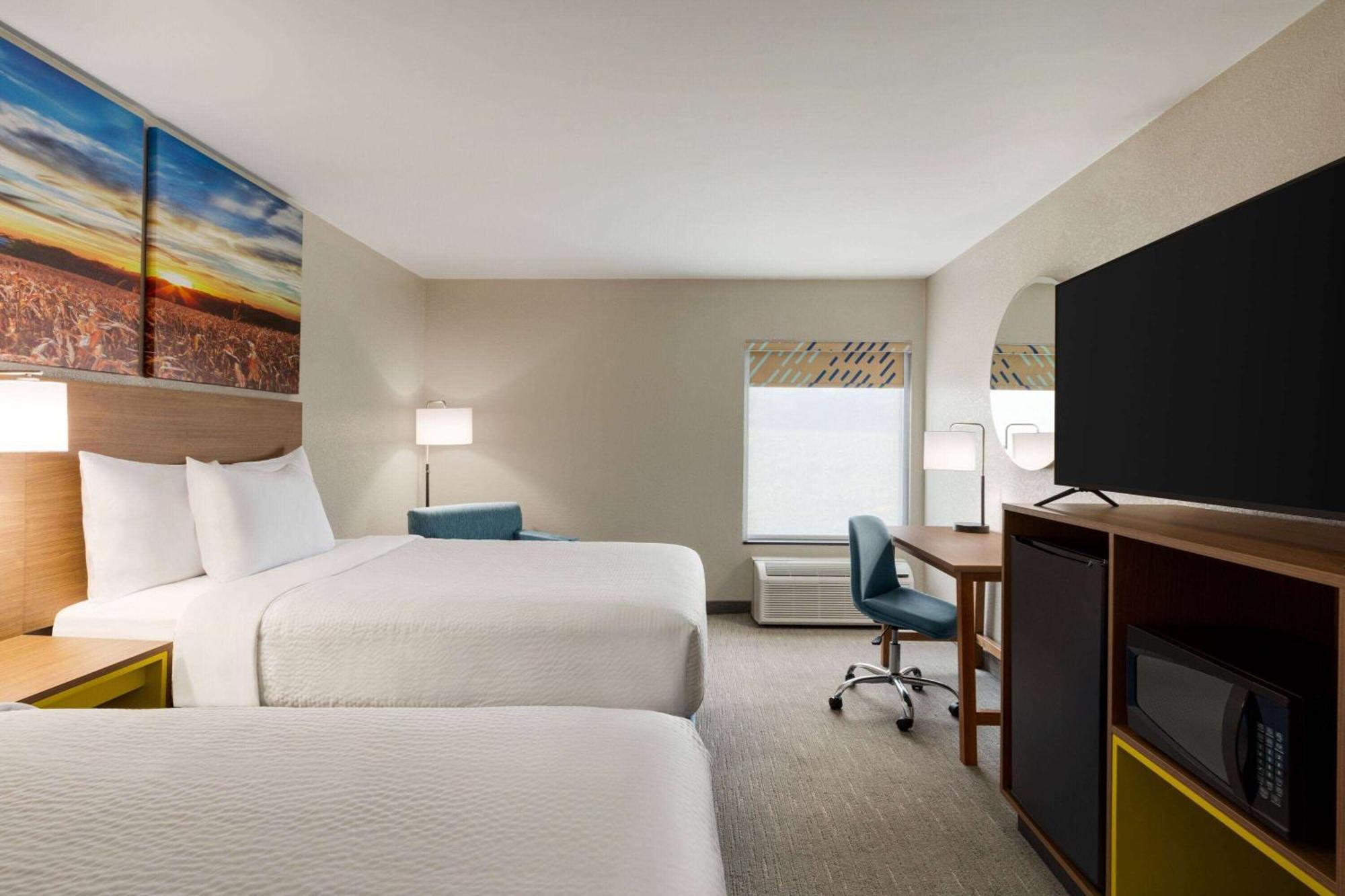 Days Inn By Wyndham Hillsboro Bagian luar foto