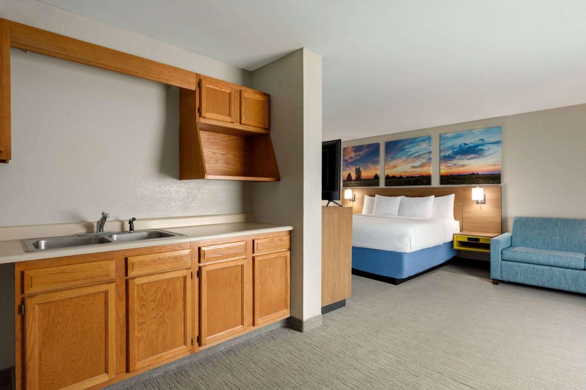 Days Inn By Wyndham Hillsboro Bagian luar foto