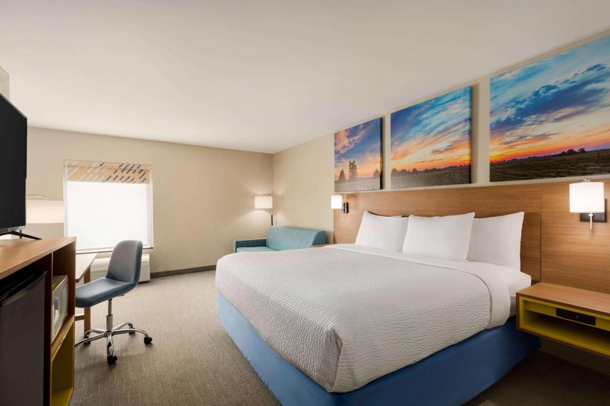 Days Inn By Wyndham Hillsboro Bagian luar foto