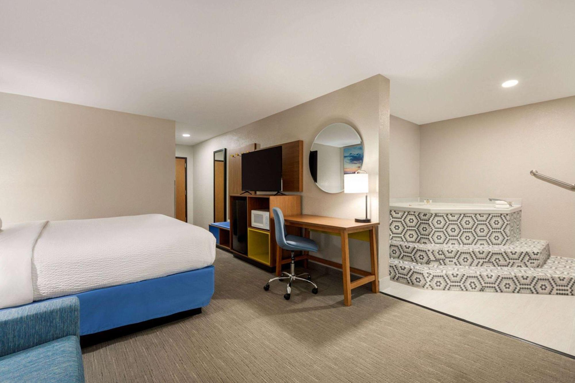 Days Inn By Wyndham Hillsboro Bagian luar foto