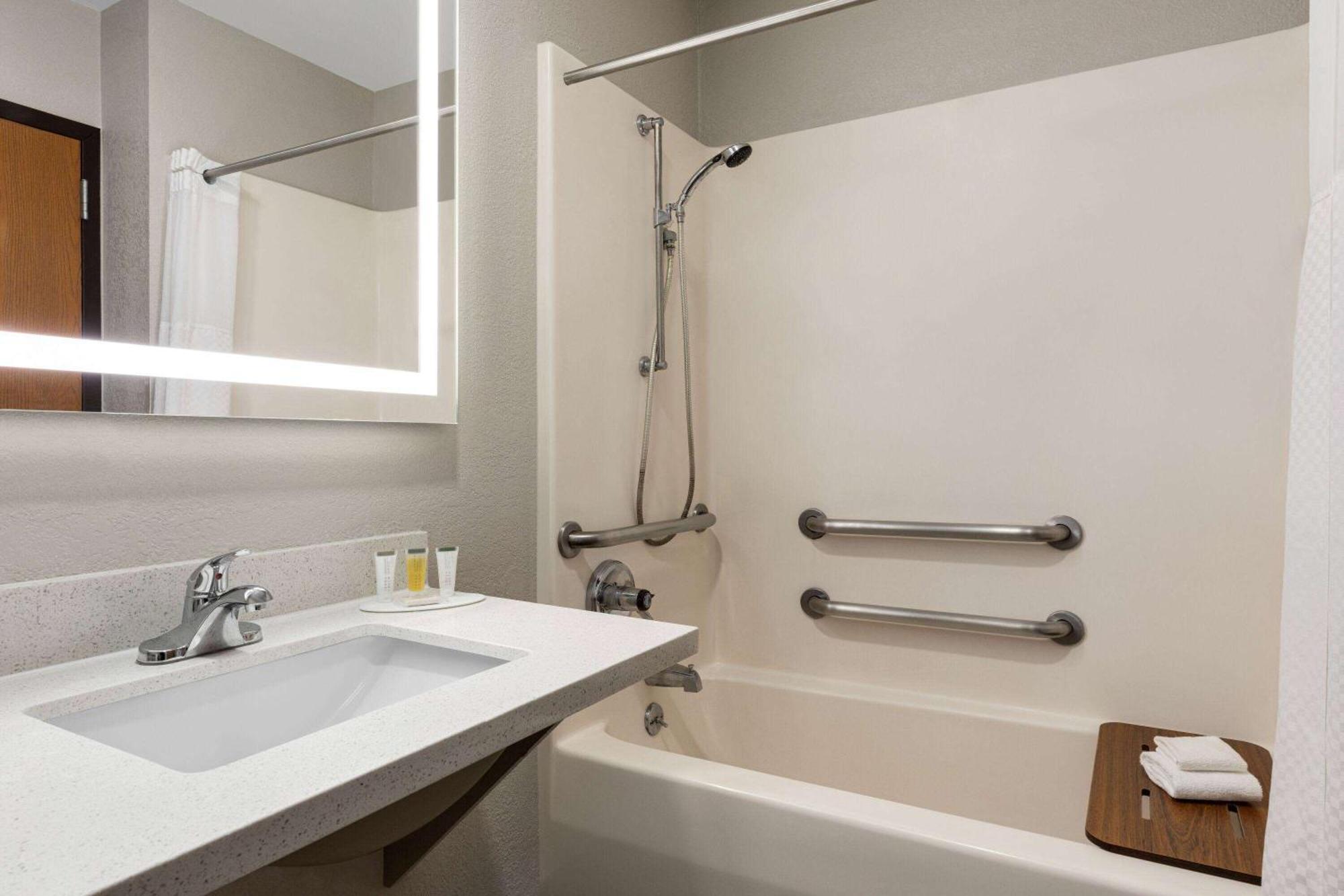 Days Inn By Wyndham Hillsboro Bagian luar foto