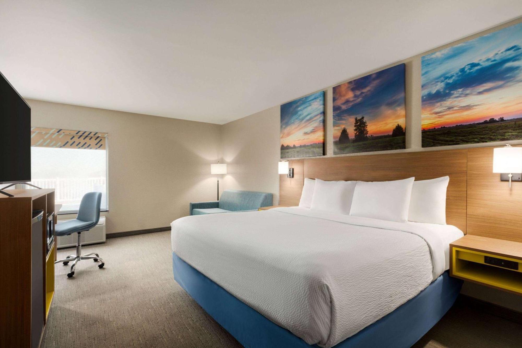 Days Inn By Wyndham Hillsboro Bagian luar foto