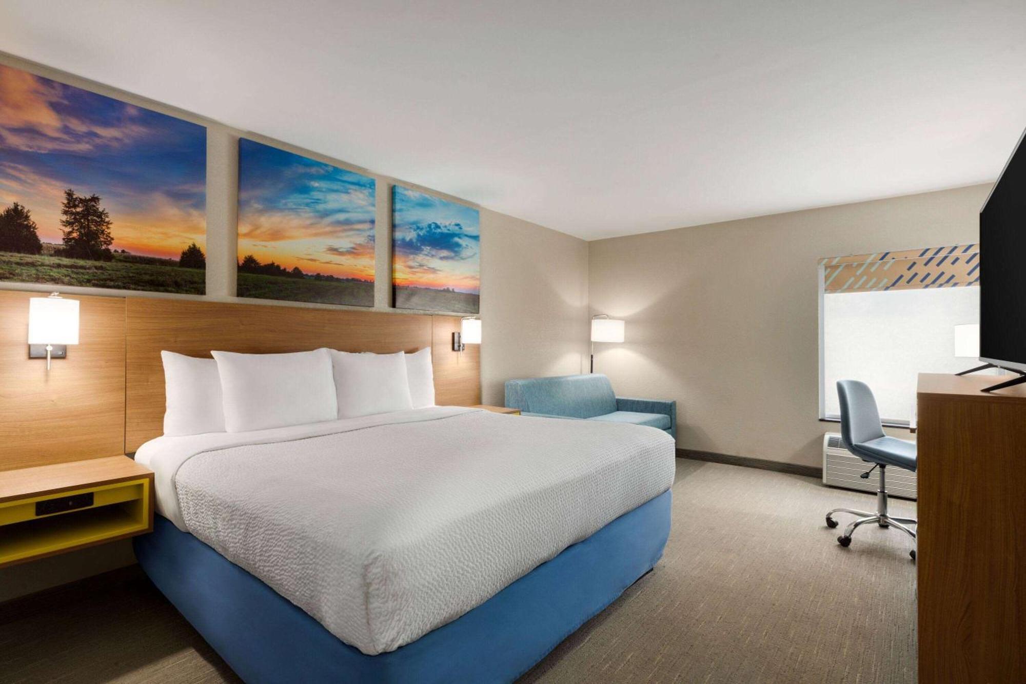 Days Inn By Wyndham Hillsboro Bagian luar foto