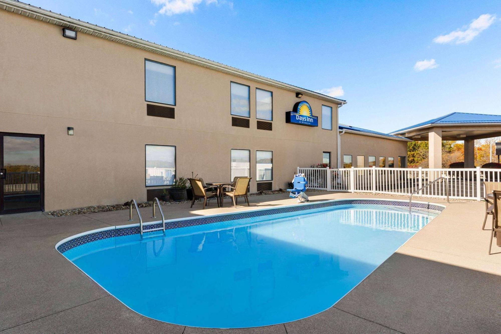 Days Inn By Wyndham Hillsboro Bagian luar foto