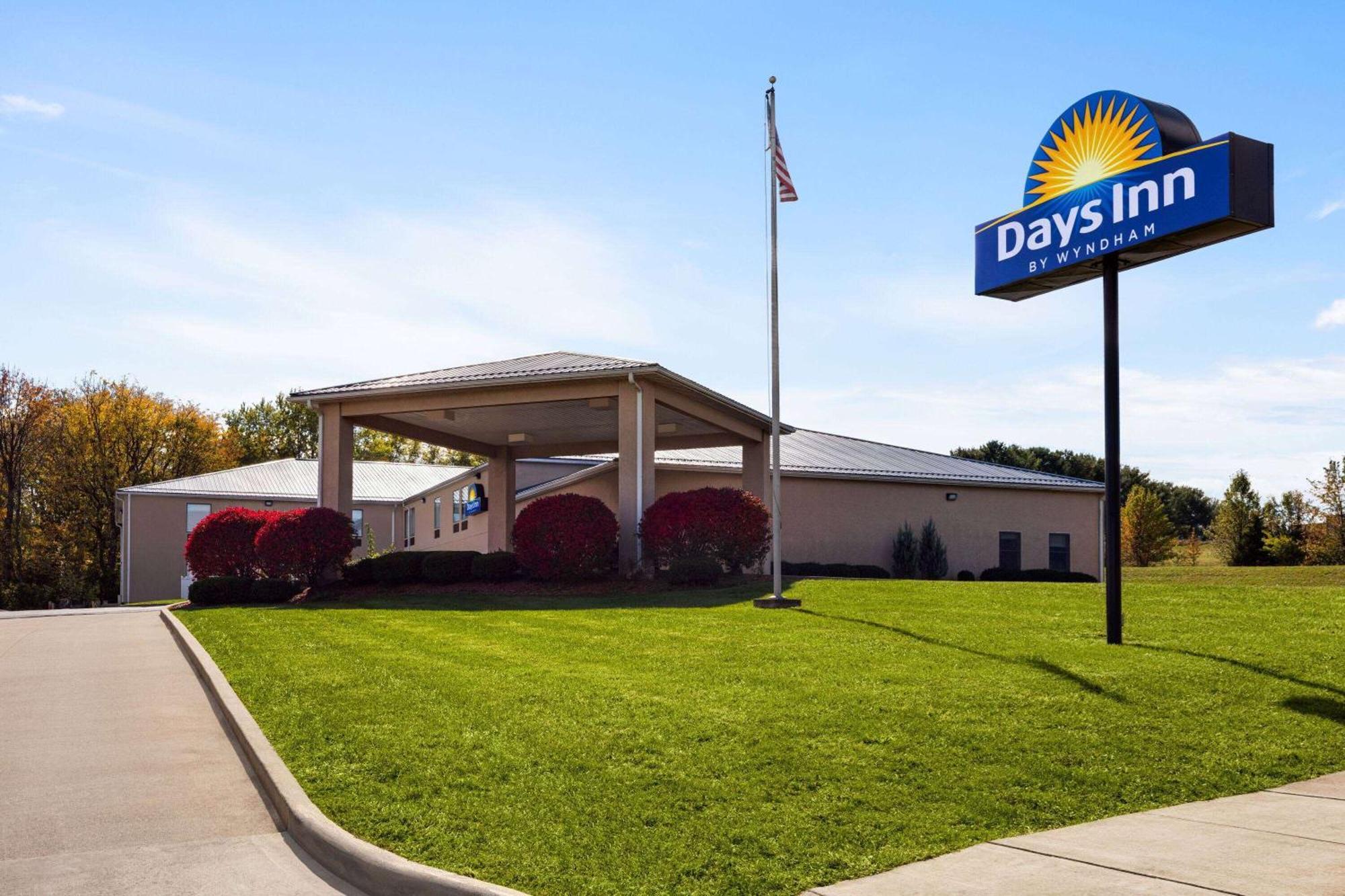 Days Inn By Wyndham Hillsboro Bagian luar foto